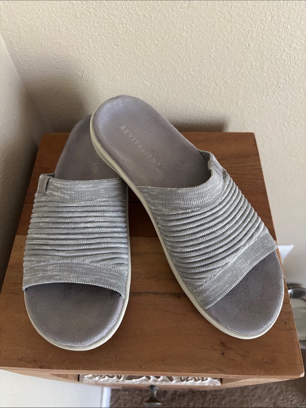 Women’s Revitalign Vanessa Gray Slides Like New